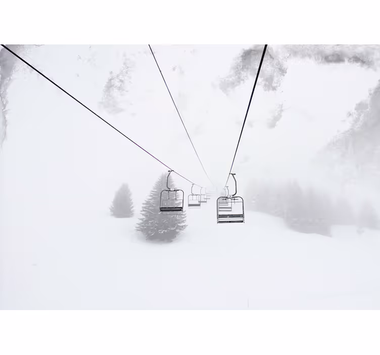 Rollo fenster weiß fotografie von seilbahn im schnee - TenStickers