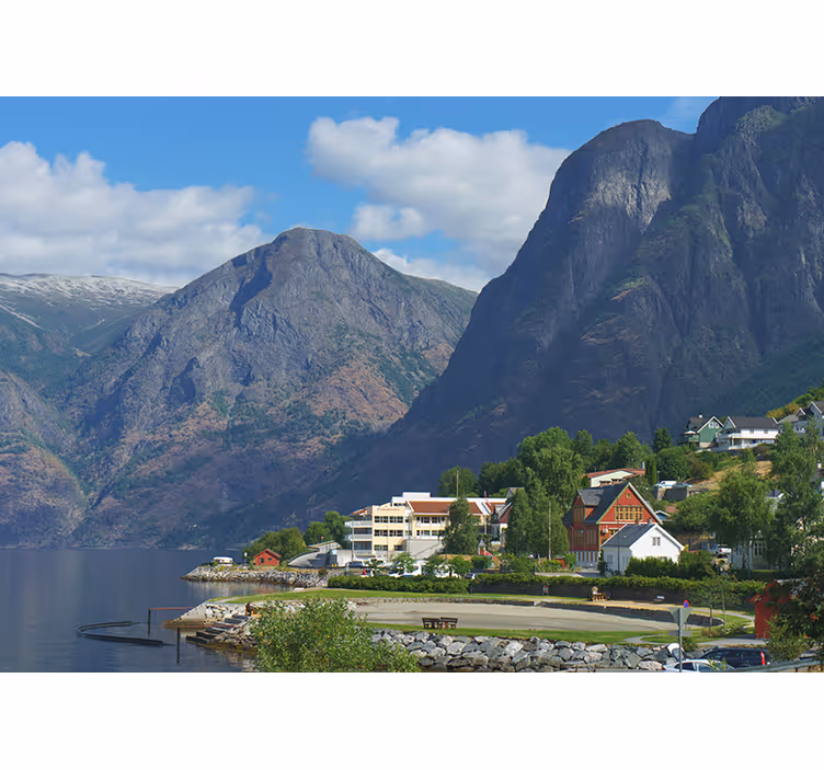 Fototapete Landschaft häuser mit bergblick - TenStickers