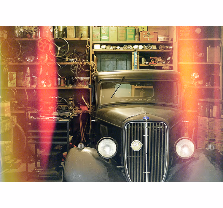 Fototapete Auto Oldtimer in garage - TenStickers