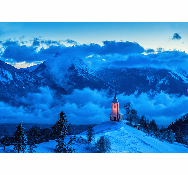 Fototapete Berge verschneite kirche - TenStickers