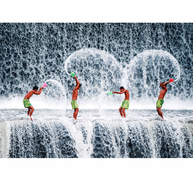Fototapete menschen verspielt wasser splash - TenStickers