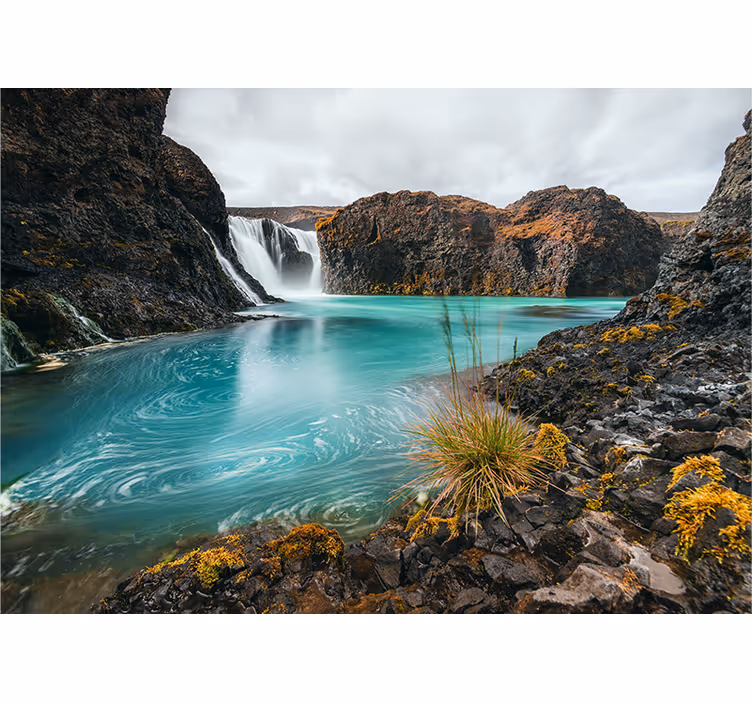 Fototapete berge mit ruhiger wasserfall-oase - TenStickers