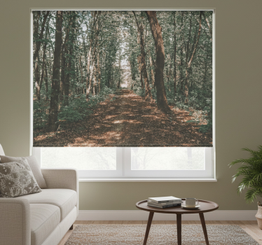 Rollo fenster wohnzimmer mit grün-braunem waldmotiv - TenStickers