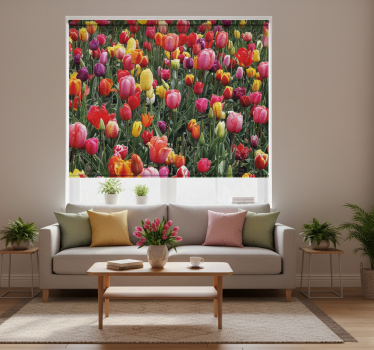 Rollo fenster wohnzimmer mit vielen tulpen im feld - TenStickers