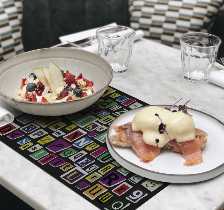 Tischset modern Bunte buchstaben - TenStickers