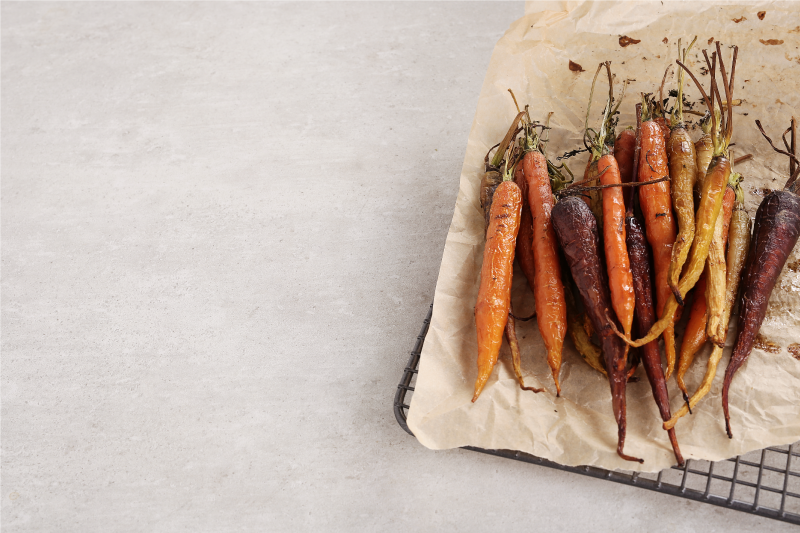 Tischset restaurant mit gerösteten bunten karotten - TenStickers