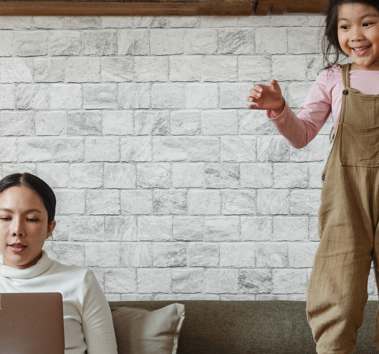 Fototapete ziegel glückliches kind beim spielen - TenStickers