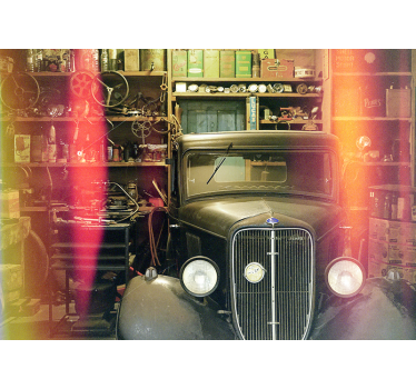 Auto Fototapete Oldtimer in garage - TenStickers