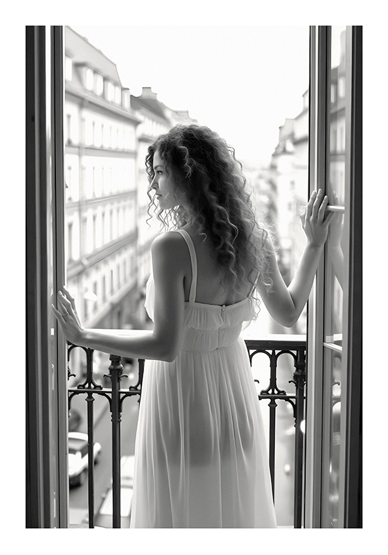 realistisches Fotoposter dame an einem morgen - TenStickers