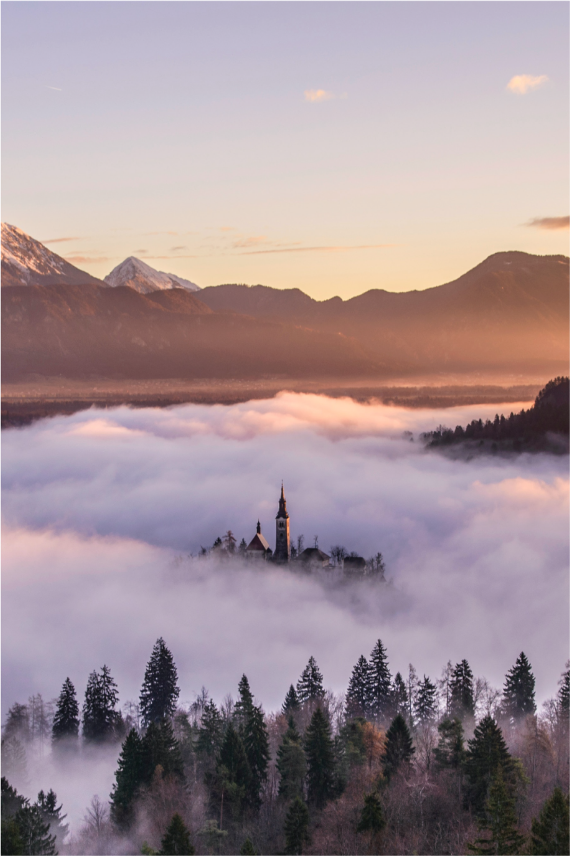 Poster landschaft verzauberndes bergschloss - TenStickers