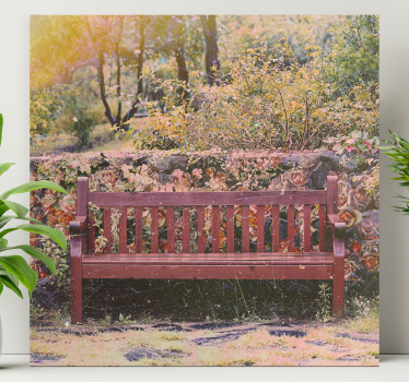 Wandbild Blume Cottagecore-holzbank zwischen rosen - TenStickers