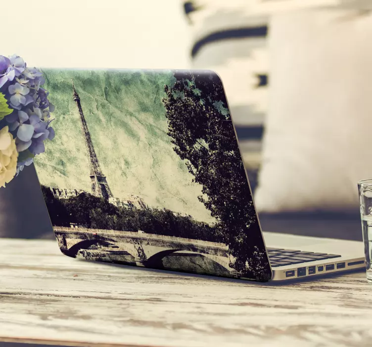 Laptop Aufkleber blick auf den eiffelturm - TenStickers