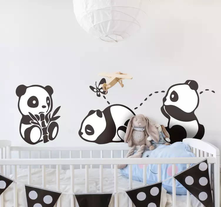 Panda spielt mit Schmetterling Wildtier Aufkleber - TenStickers
