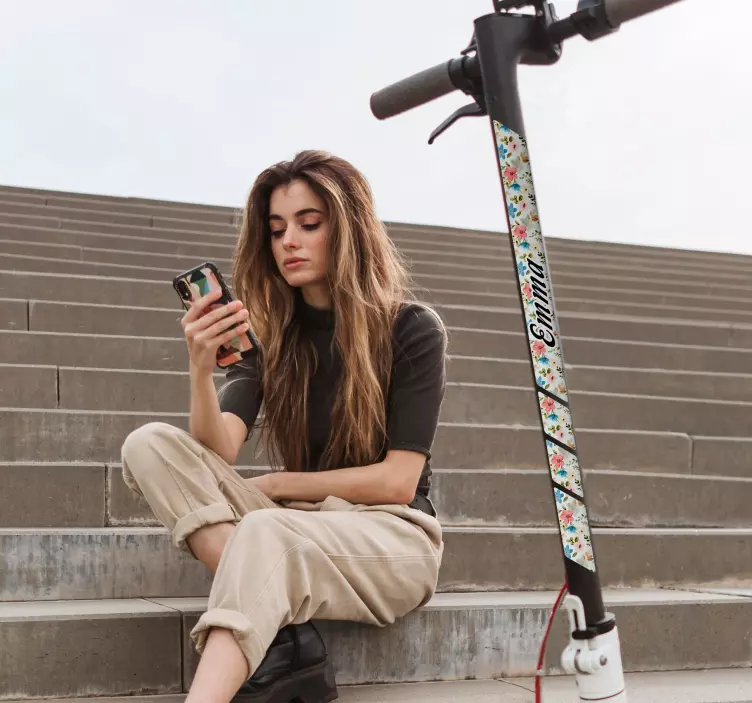 Scooter Aufkleber Blumen personalisierter Name - TenStickers