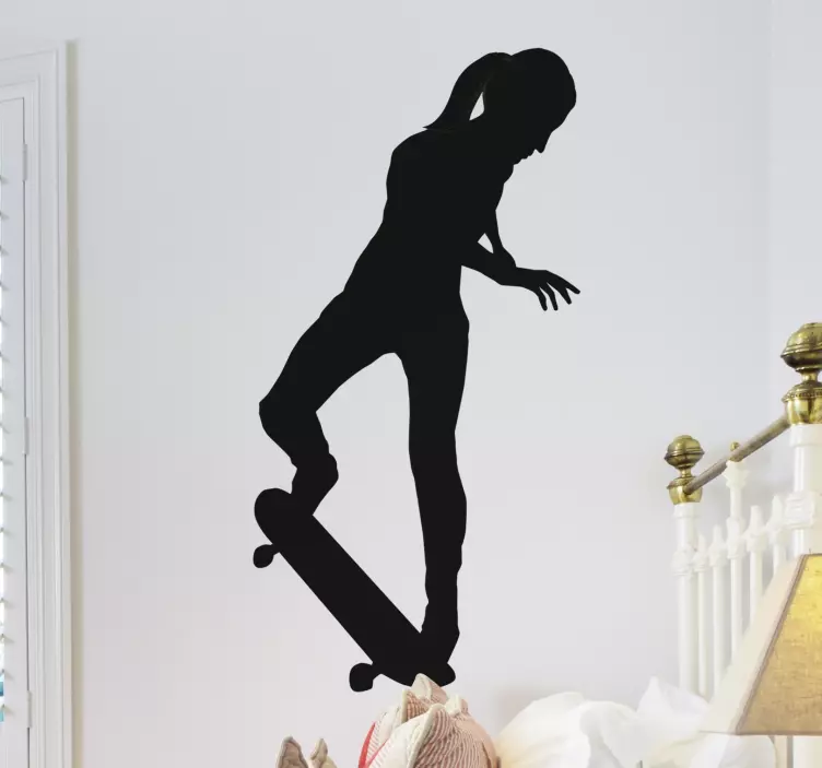 Silhouette mädchen mit Skateboard aufkleber - TenStickers