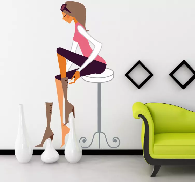 Wandtattoo Frau beim Stiefel anziehen - TenStickers