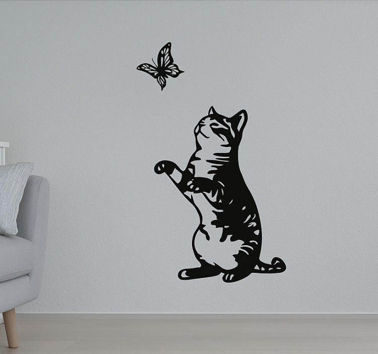 Wandtattoo Wohnzimmer verspielte katze mit schmetterling - TenStickers