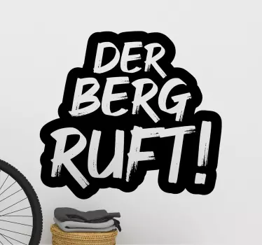 Wandaufkleber Der Berg ruft Text - TenStickers