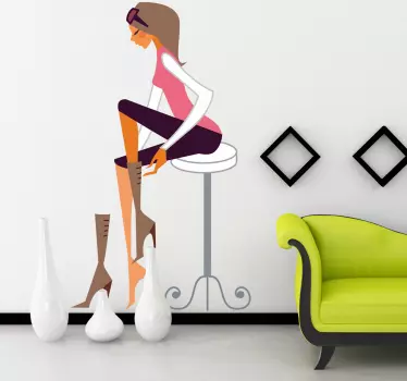 Wandtattoo Frau beim Stiefel anziehen - TenStickers