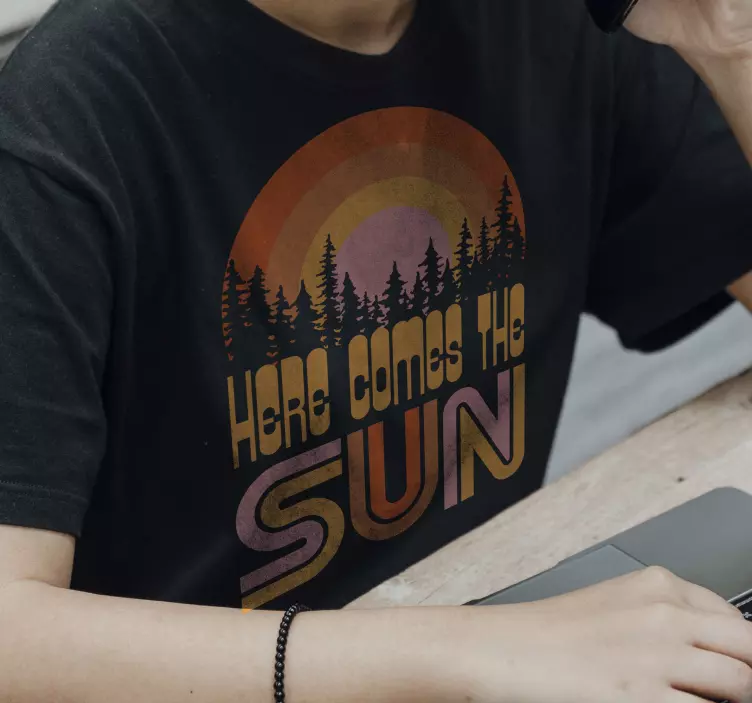Original T Shirt sonnenaufgang wald grafik - TenStickers