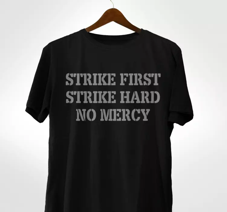 "streik first strike hard" individuelles T-Shirt - TenStickers
